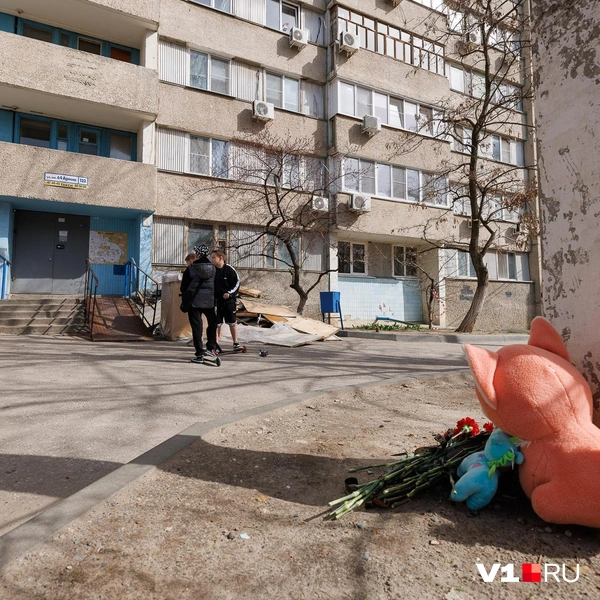 Мемориал возник прямо напротив подъезда, где лежали тела | Источник: Алексей Волхонский / V1.RU