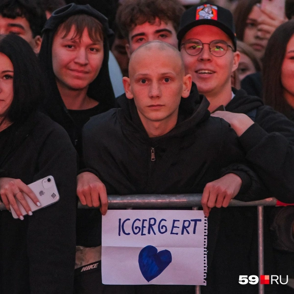 Самые ярые фанаты смогли пробраться в первые ряды | Источник: Тимофей Калмаков / 59.RU