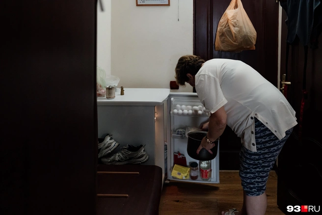 Для продуктов Светлана и другие обитатели ПВР используют только маленькие холодильники | Источник: Дарья Паращенко / 93.RU