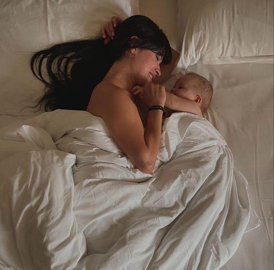 Вопрос психологу: «Где должен спать грудничок — с родителями или в отдельной комнате?»
