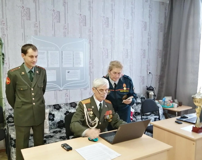 На фото Сергей Дюрягин — слева | Источник: Юнармия Кетовского района / Андрей Звонарев
