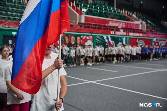 Праздничные мероприятия на площадке начались в 12:00 часов с «Молодецких игр народов России» — фестиваля традиционных игр и состязаний. | Источник: Александр Ощепков/NGS.RU