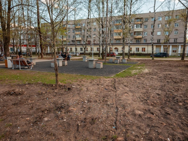 В зоне для игры в шахматы можно увидеть как столы, так и поврежденный газон | Источник: Александр Куренной / 76.RU