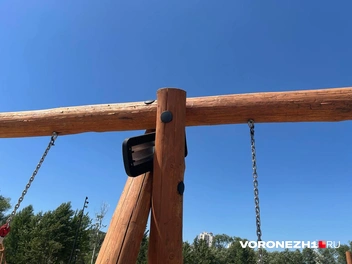 Сейчас уже качели отремонтированы | Источник: Мария Мишукова / Voronezh1.ru