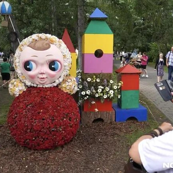 У этой неваляшки немного потемнели и поредели цветы на костюме | Источник: Евгений Софийчук / NGS55.RU
