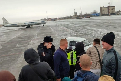 Экстренная посадка в Челябинске: пассажиры самолета из Египта задержаны на борту