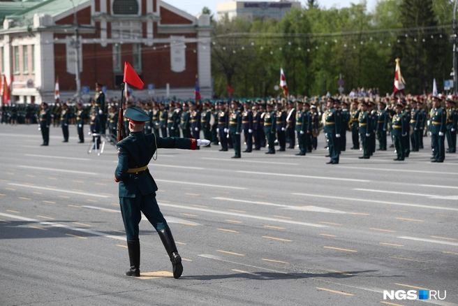 Предложение сделал курсант роты почетного караула Новосибирского высшего военного училища (НВВКУ) | Источник: Александр Ощепков / NGS.RU
