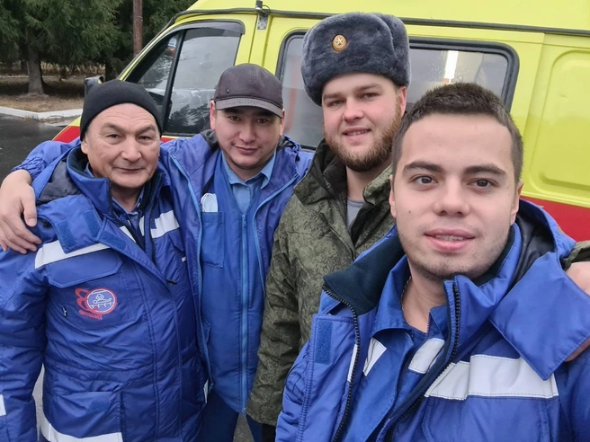 Михаил с коллегами | Источник: Тюменская станция скорой медицинской помощи / Vk.com