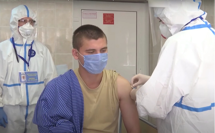 Какая боль: добровольцы описали ощущения после введения российской вакцины от COVID-19