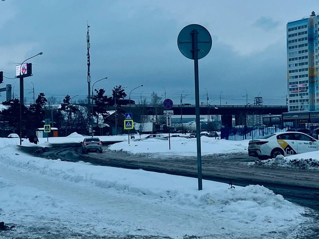 Проезжая часть до сих пор подтоплена | Источник: читатели НГС