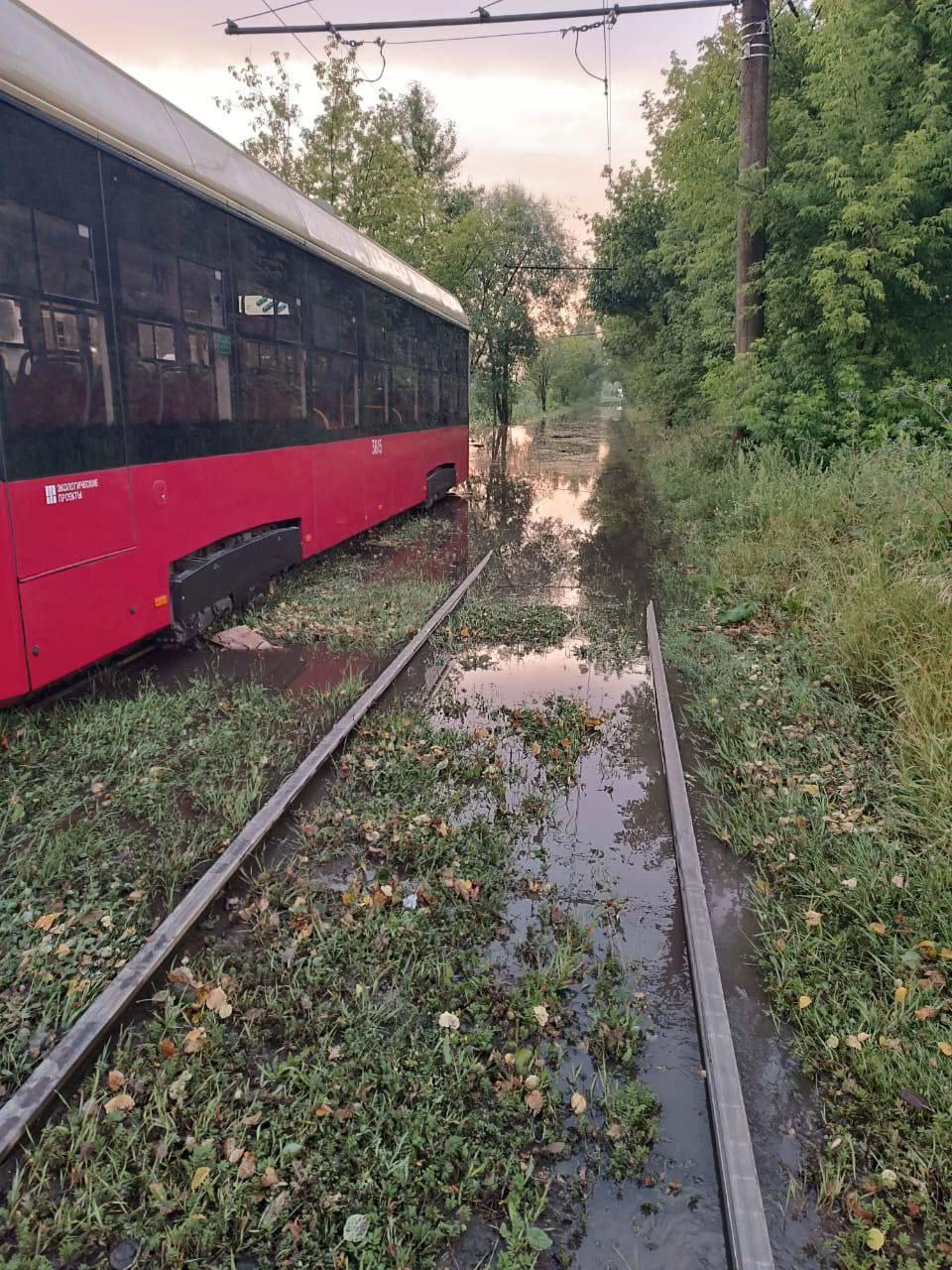 Движение двух трамваев в Нижнем Новгороде приостановили из-за потопа — вода поднялась выше рельс