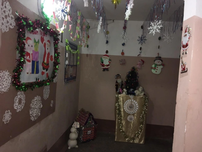 Украшения помогали делать дети жильцов  | Источник: Наш мкр. Солнечный. Красноярск/ vk.com