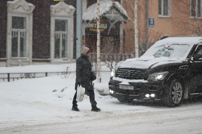 Метель в центре Новосибирска: машины в сугробах