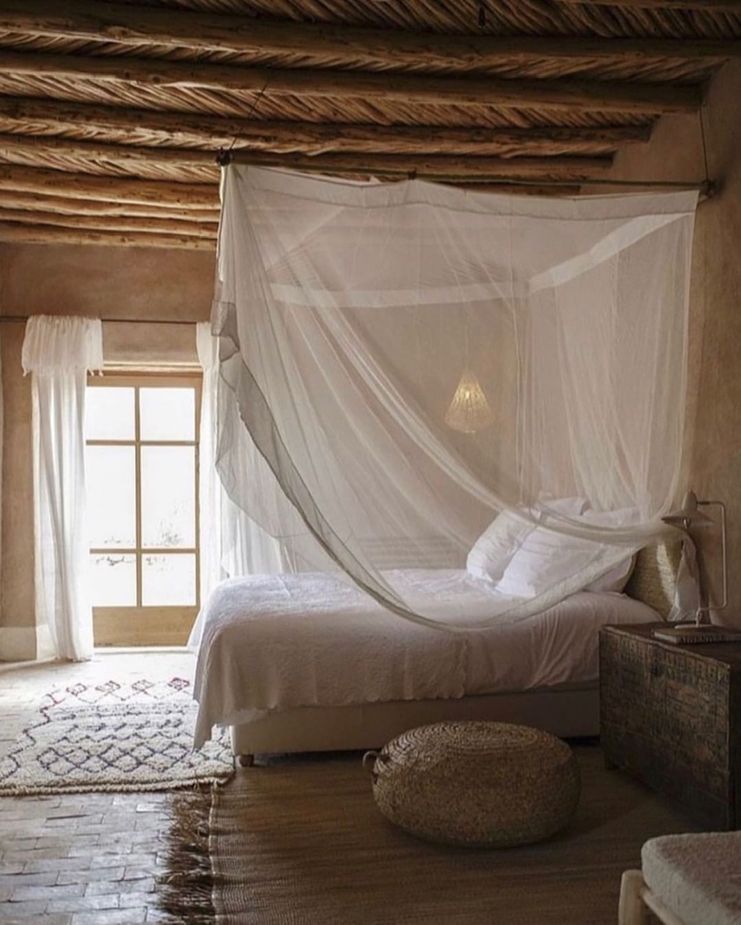Интерьер спальни с балдахином: символ роскоши в современном исполнении