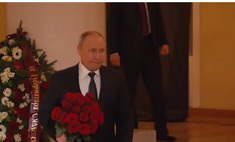 С букетом алых роз: Владимир Путин первым простился с Владимиром Жириновским
