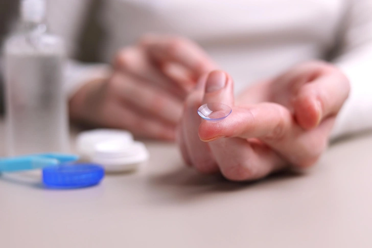 Невидимая угроза: почему опасно носить линзы каждый день | Источник: Fotomoment001/Shutterstock/Fotodom.ru