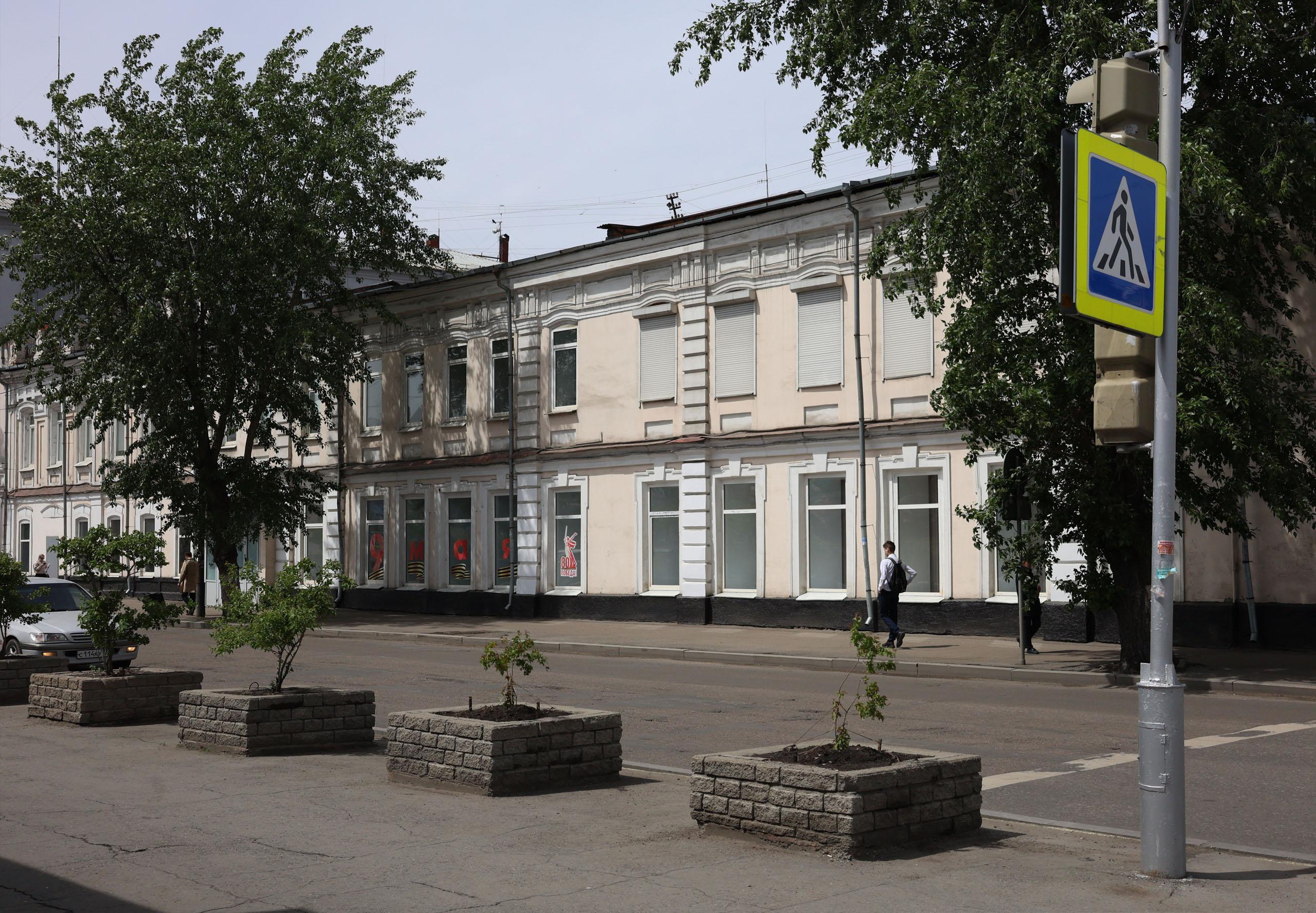 А это уже фото из советских времен. На здании, где сейчас находится управление по вопросам миграции и культурный центр МВД, было огромное предупреждение для пешеходов. Наверное, сейчас бы такие конструкции с обращениями к участникам дорожного движения тоже не помешали | Источник: Ксения Филимонова / «ИрСити»