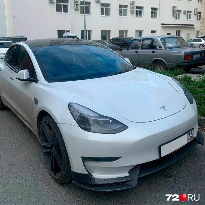 Tesla Model 3 выглядит скромнее Mustang, но устроена принципиально иначе | Источник: 72.RU