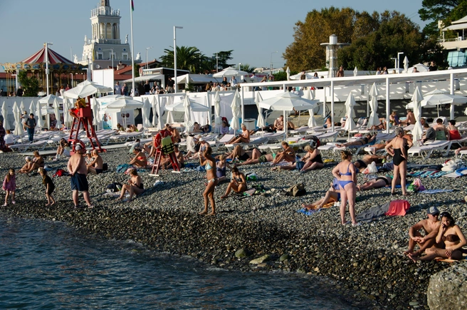 Купающихся уже не так много, как летом. А вот тех, кто ловит осенний загар — предостаточно | Источник: Оксана Витязь / SOCHI1.RU