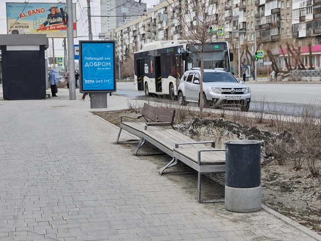 На Вокзальной магистрали снег складировали прямо на лавочках, что привело к их загрязнению. | Источник: Александр Ощепков / NGS.RU