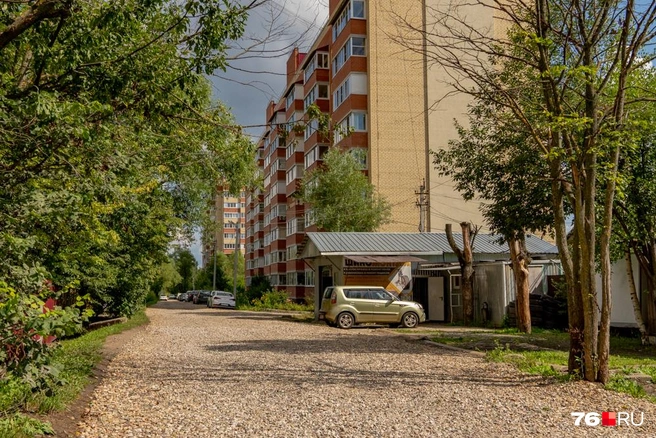 Проехать к домам можно по щебню | Источник: Кирилл Поверинов / 76.RU
