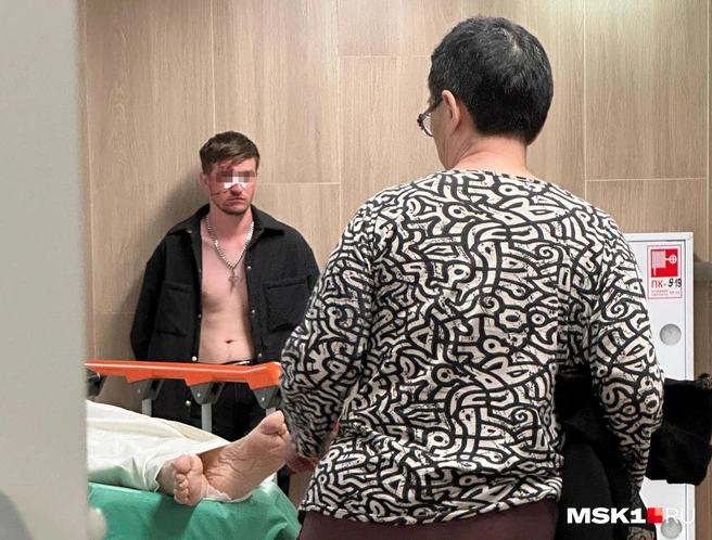 Этого пациента как будто привезли сюда со съемочной площадки фильма про бандитов | Источник: Андрей Кузнецов / MSK1.RU