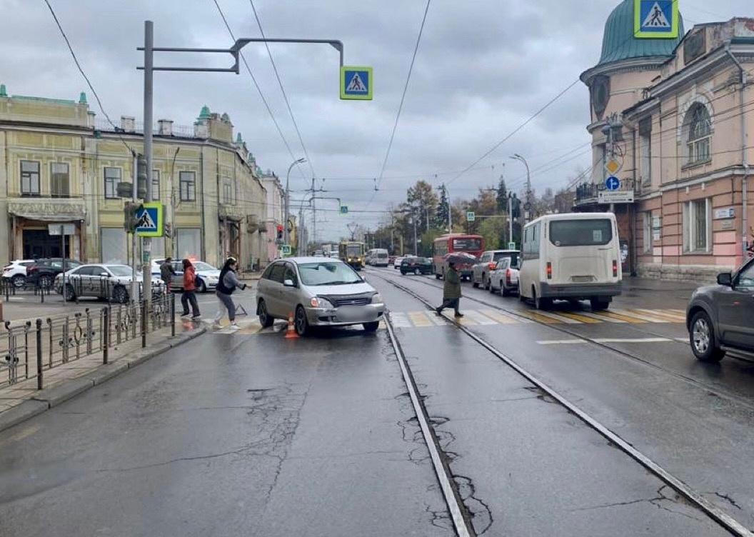 Женщина попала под колеса автомобиля на улице Ленина возле БГУ днем 16  октября в Иркутске: подробности дорожно-транспортного происшествия - 16  октября 2023 - ИРСИТИ.ру