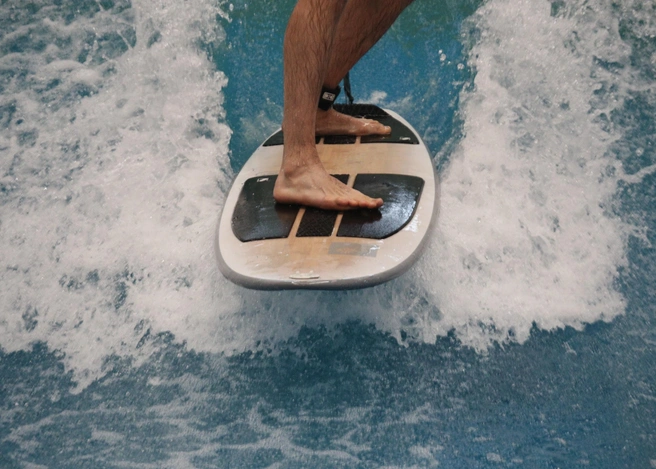 Это одновременно и тренажер для серферов и аттракцион для всех остальных | Источник: Андрей Бортко / NGS.RU