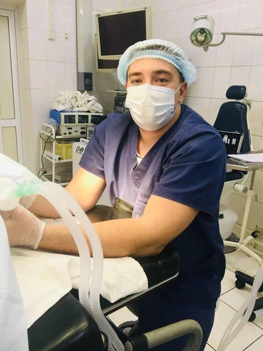 Врач получил награду за спасение жизни | Источник: архив Сергея Опарина