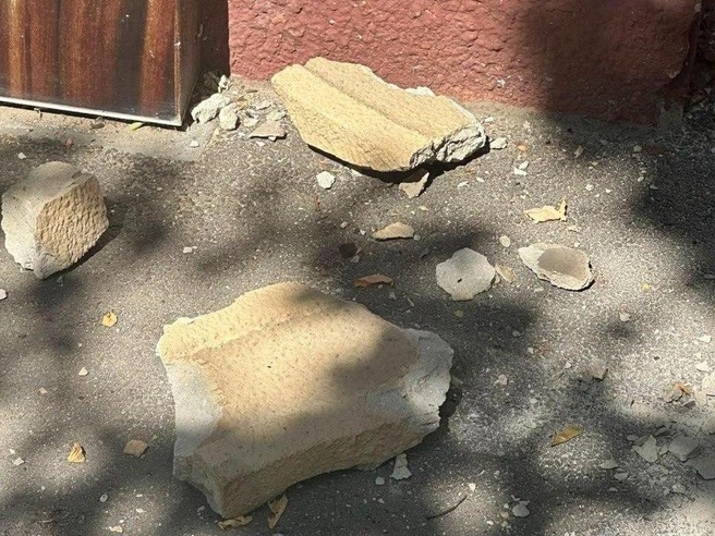 Куски бетона могли легко отправить человека в больницу | Источник: читатели V1.RU