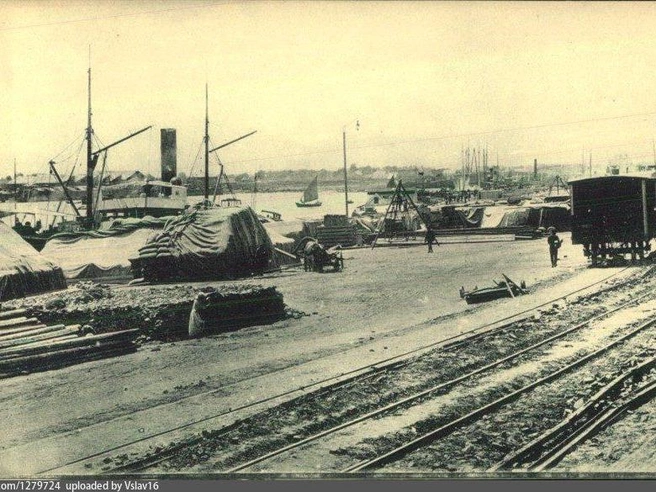 Пристань на Дону. Снимок сделан между 1905 и 1909 годами. | Источник: ОП, Изд. Фототипия Шерер, Набгольц и Ко, Москва/ № 57 в серии, «Государственный музей истории Санкт-Петербурга» / pastvu.com