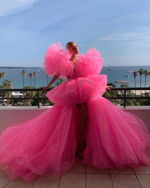 Каннский кинофестиваль 2022: модный блогер Леони Ханне появилась на мероприятии в нереально трендовом платье со шлейфом