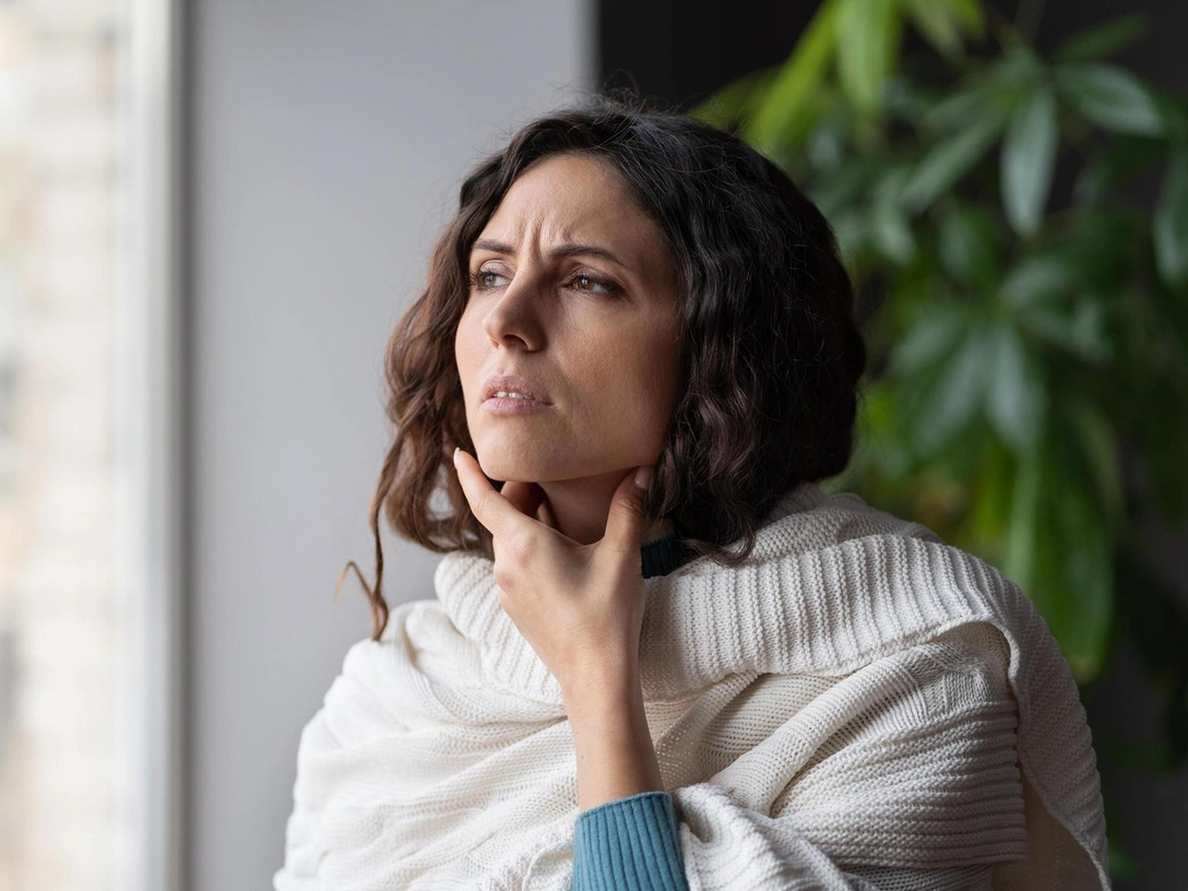 Не только нервы: почему возникает ощущение кома в горле и что с этим делать | marieclaire.ru