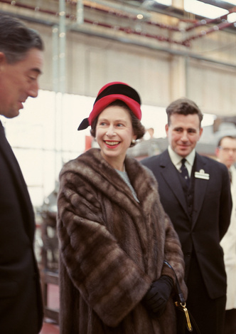 Нелепые правила: странная причина, почему королевским особам запрещено снимать пальто на публике