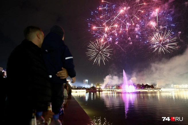 Особенно красиво фейерверк отражался в воде  | Источник: Наталья Лапцевич