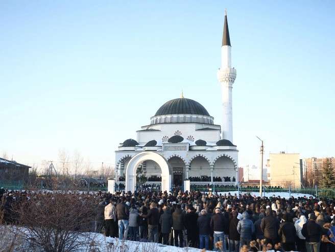 Ради праздничной молитвы в Верхнюю Пышму прибыли тысячи мусульман. | Источник: Владислав Лоншаков / E1.RU