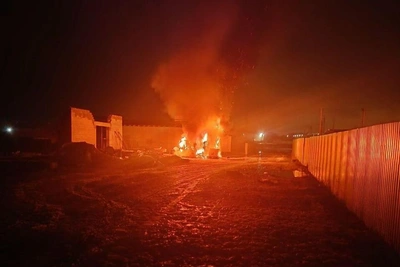 Под Волгоградом загорелись вагончик и будка на стройплощадке