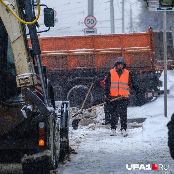 Уборка снега | Источник: Булат Салихов / UFA1.RU
