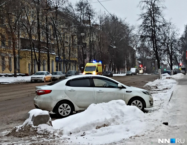 Видеть, как в послепраздничный день по одной и той же улице проезжают подряд несколько скорых, довольно тревожно. Но многие нижегородцы к такому уже привыкли за последние месяцы | Источник: Александр Токарев