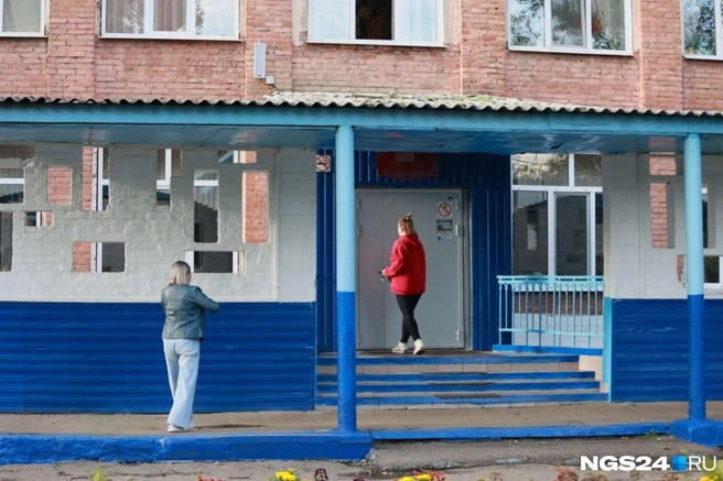 Девочка напала на учителей утром 1 сентября | Источник: Мария Ленц / NGS24.RU