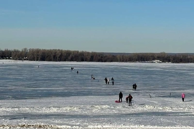Жители Самары идут по льду Волги из-за отмены переправы