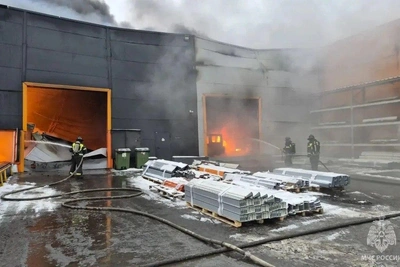 В Щекино пожар уничтожает предприятие на 2000 кв. м
