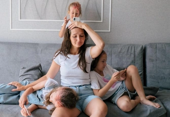 «После смерти бывшей жены мужчина привез мне 6-летнего сына. Я нянчилась с ним, пока моя младшая дочь боролась с раком»