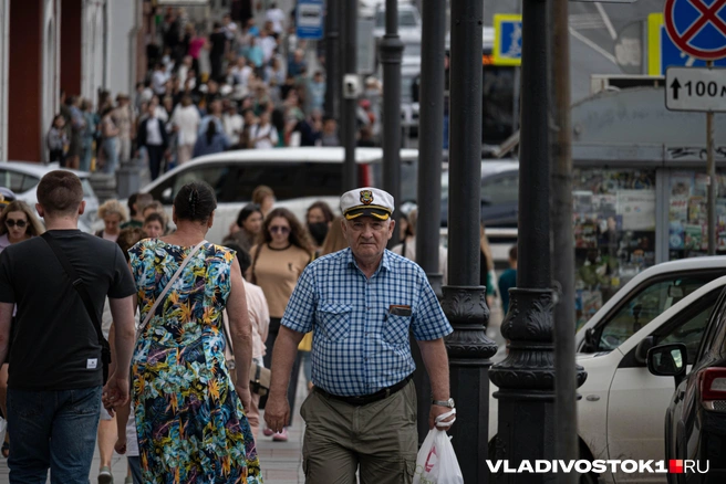 Торговый зал, работник банка и менеджер | Источник: Елена Буйвол / VLADIVOSTOK1.RU