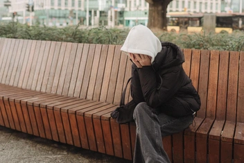 «Чувствую себя лишней среди сверстников: не понимаю их шуток и не могу говорить о своих чувствах»