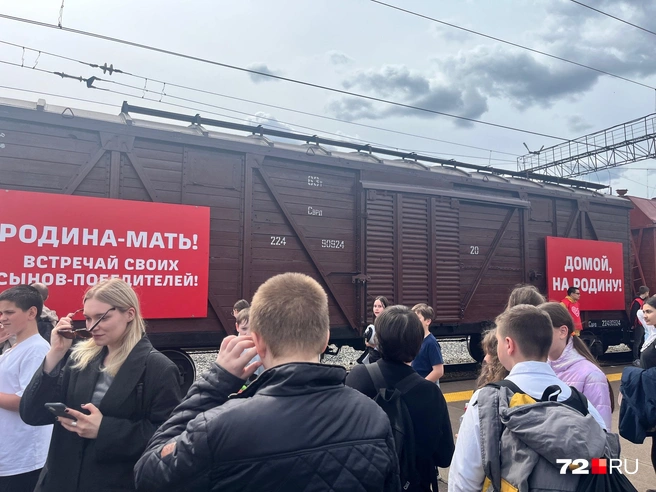 Много желающих посмотреть на ретропоезд | Источник: Анатолий Кузнецов / 72.RU