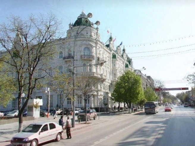 Здание городской Думы и администрации на Большой Садовой имело бело-зелёную расцветку. Сегодня его внешний вид иной. | Источник: yandex.ru/maps