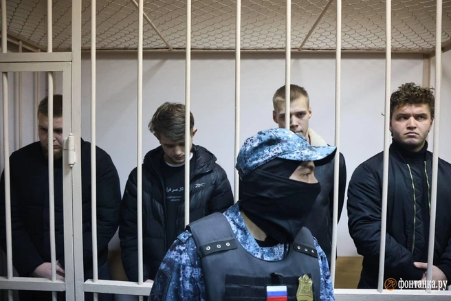 «Не плачь, не плачь». Суд отправил в СИЗО молодежь, которая тихонько собиралась заработать миллионы, но не догнала Мостового | Источник: Валентин Егоршин / «Фонтанка.ру»