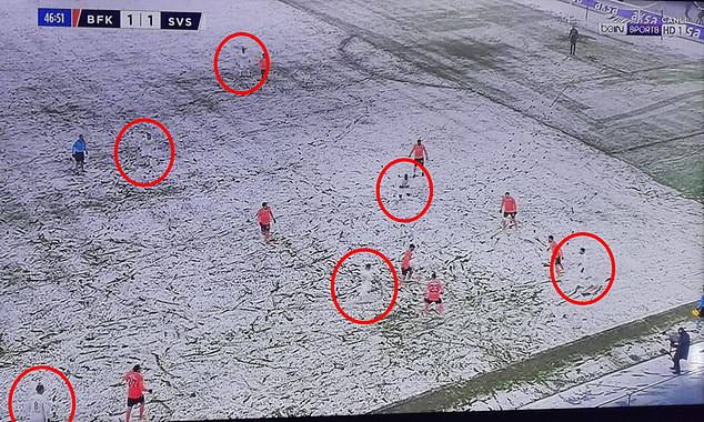 В Турции футболисты вышли играть на снег в белой форме и стали «невидимыми» (фото)