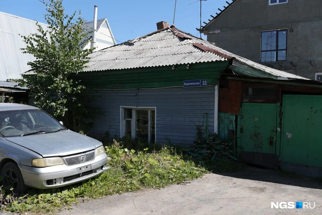 Дом Дмитрия за несколько лет ушел под землю на полметра | Источник: Андрей Бортко / NGS.RU